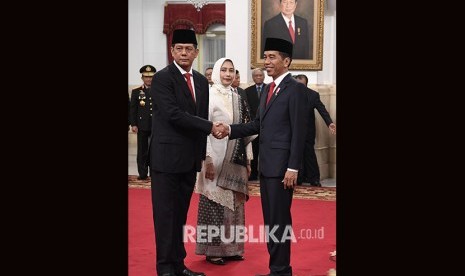 President Joko Widodo (right) congratulates new BNPB Chief Doni Monardo after the inauguration ceremony at State Palace, Jakarta, Wednesday (Jan 9).