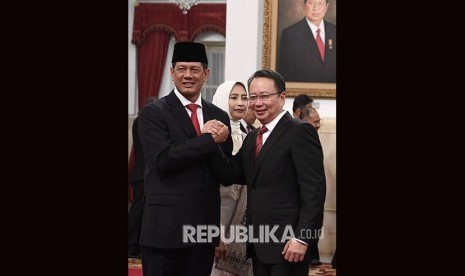 Kepala Badan Nasional Penanggulangan Bencana (BNPB) Letjen TNI Doni Monardo (kiri) melakukan salam komando dengan mantan Kepala BNPB Laksamana Muda (Purn) Willem Rampangilei (kanan) usai pelantikan oleh Presiden Joko Widodo di Istana Negara, Jakarta, Rabu (9/1/2019).