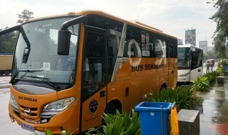 Wali Kota Bekasi, Rahmat Effendi, meresmikan sekaligus mengemudi Bus Sekolah, Kamis (10/1) pagi. Bus Sekolah Kota Bekasi ini baru berjumlah satu unit yang merupakan hibah dari Kementerian Perhubungan. 