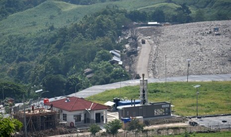 Sejumlah pekerja mengerjakan proyek pembangunan Pembangkit Listrik Tenaga Sampah (PLTSa) gas metana di Tempat Pembuangan Akhir (TPA) Jatibarang, Semarang, Jawa Tengah, Kamis (10/1/2019).