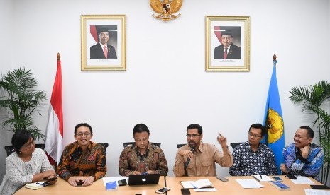 Ketua Komnas HAM Ahmad Taufan Damanik (kanan) bersama (kiri ke kanan) Wakil Ketua Sandrayati Moniaga serta Komisioner Komnas HAM Beka Ulung Hapsara, Mohammad Choirul Anam, Amiruddin dan Munafrizal Manan memberikan keterangan terkait pengembalian berkas perkara pelanggaran HAM berat oleh Kejaksaan Agung di Kantor Komnas HAM, Jakarta, Kamis (10/1/2019).