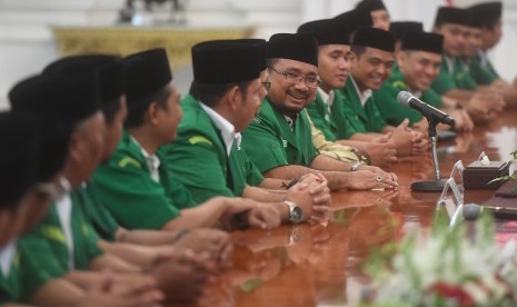 Ketua Umum Gerakan Pemuda (GP) Ansor Yaqut Cholil Qoumas (tengah) memperkenalkan anggotanya saat pertemuan dengan Presiden Joko Widodo di Istana Merdeka, Jakarta, Jumat (11/1/2019).