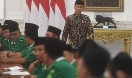 Presiden Joko Widodo menghadiri pertemuan dengan Pimpinan Pusat dan Ketua Pimpinan Wilayah Gerakan Pemuda (GP) Ansor se-Indonesia di Istana Merdeka, Jakarta, Jumat (11/1/2019). 