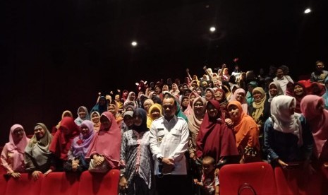 Wali Kota Bogor Bima Arya mengajak kader ibu-ibu Penguatan Ketahanan Keluarga (PKK) menonton film Keluarga Cemara di bioskop, Kota Bogor, Kamis (10/1).