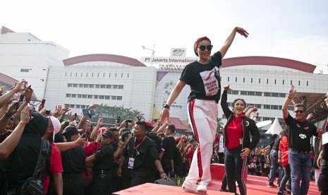 Sekjen PDI Perjuangan (PDIP) Hasto Kristiyanto (kanan), calon anggota legislatif Krisdayanti (kedua kanan) bersama kader dan simpatisan PDIP melakukan senam bersama saat peringatan HUT ke-46 PDIP di JIExpo Kemayoran, Jakarta, Jumat (11/1/2019).