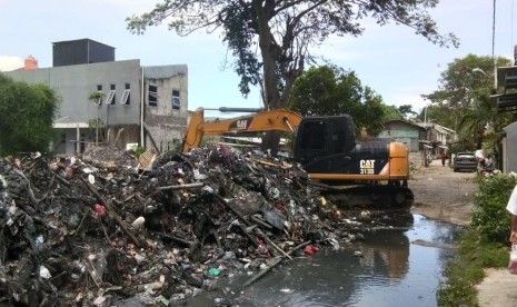 Pemerintah Kota Bekasi mengerahkan Tim Pematusan untuk mulai mengangkut timbunan sampah di Kali Blancong,  Kecamatan Medan Satria, Kota Bekasi, Jumat (11/1). 