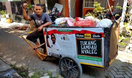 Calon legislatif (Caleg) PKS Kota Malang 3, Dwi Hariyadi bekerja sebagai tukang sampah.