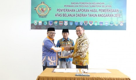 Bupati Musi Banyuasin (Muba) Dodi Reza Alex (kanan) menerima Dokumen LHP tahun anggaran 2018 Kepala BPK RI Perwakilan Sumsel Maman Abdul Rahman, Jumat (11/1) di kkantor BPK Perwakilan Sumsel dengan dihadiri Ketua DPRD Muba Abusari.