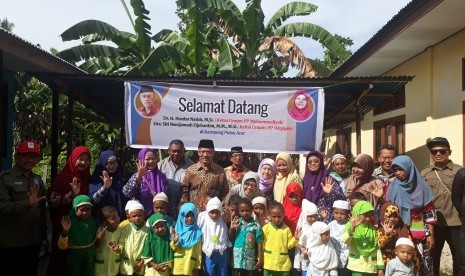 Silaturahim Ketua Umum PP Muhammadiyah Haedar Nashir dan Ketua  Umum PP Aisyiyah Siti Noorjannah Djohantini ke sekolah-sekolah Muhammadiyah  yang ada di Kampung Pulau Arar, Ahad (13/1).