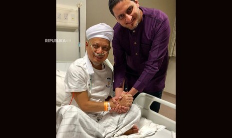 Ustaz Arifin Ilham and the doctor who treated him at a hospital in Penang, Malaysia