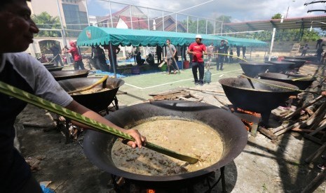 Warga secara gotong royong memasak kuah beulangong (kari daging sapi) pada perayaan maulid Nabi Muhammad SAW di Desa Ilie, Banda Aceh, Aceh. (ilustrasi)