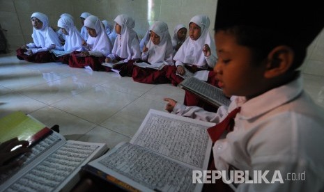 Siswa kelas satu menghafal Alquran menggunakan metode gerakan tangan di SDN Kowel 3, Pamekasan, Jawa Timur, Senin (14/1/2019).