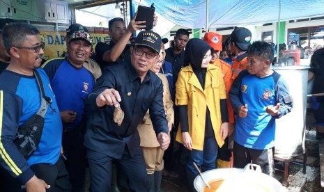 Gubernur Jabar Ridwan Kamil dan Istrinya Atalia Praratya meninjau langsung korban bencana puting beliung, di Komplek Rancaekek Permai II, Desa Jelegong, Kec Rancaekek, Kab Bandung, Senin (14/1). Selain menyerahkan bantuan secara simbolis, Ridwan Kamil pun meninjau dapur umum yang dibangun warga bersama BPBD Kabupaten Bandung.