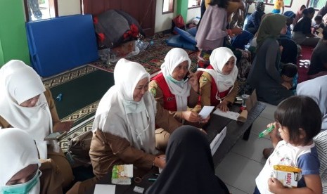 Gubernur Jabar Ridwan Kamil dan Istrinya Atalia Praratya meninjau langsung korban bencana puting beliung, di Komplek Rancaekek Permai II, Desa Jelegong, Kec Rancaekek, Kab Bandung, Senin (14/1). Selain menyerahkan bantuan secara simbolis, Ridwan Kamil pun meninjau dapur umum yang dibangun warga bersama BPBD Kabupaten Bandung.