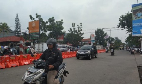 Rekayasa lalu lintas sepanjang Jalan Terusan Jakarta, Kota Bandung, Senin (14/1). 