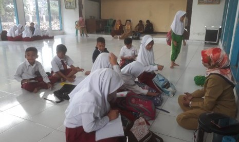 SDN 01 Andir di Baleendah, Kabupaten Bandung terendam banjir, para siswa terpaksa belajar di aula kantor pramuka kwartir cabang Kabupaten Bandung, Senin (14/1).