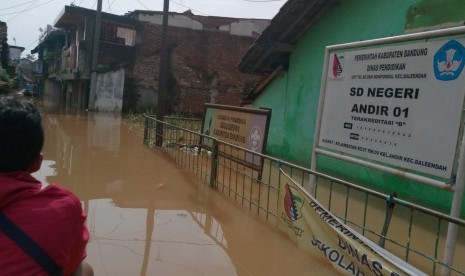 SDN 01 Andir di Baleendah, Kabupaten Bandung terendam banjir, para siswa terpaksa belajar di aula kantor pramuka kwartir cabang Kabupaten Bandung, Senin (14/1).