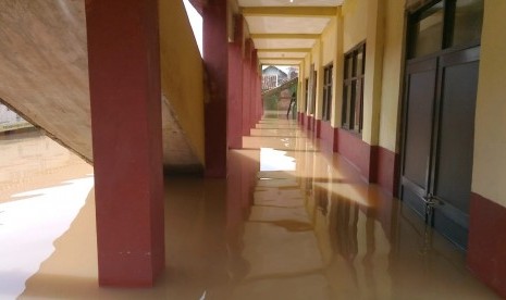 SDN 01 Andir di Baleendah, Kabupaten Bandung terendam banjir, para siswa terpaksa belajar di aula kantor pramuka kwartir cabang Kabupaten Bandung, Senin (14/1).