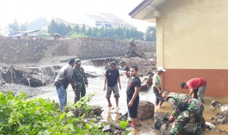 Bangunan sekolah SMK AMS Kota Sukabumi terendam banjir akibat derasnya intensitas hujan.