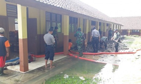 Bangunan sekolah SMK AMS Kota Sukabumi terendam banjir akibat derasnya intensitas hujan pada ahad (13/1) malam. Dampaknya ruangan kelas tidak bisa digunakan dan kegiatan belajar terganggu.