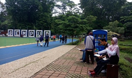 Suasana di sekitar kotak literasi cerdas (Kolecer) di Taman Sempur, Kota Bogor. Nampak beberapa warga membaca buku yang tersedia dari Kolecer. 