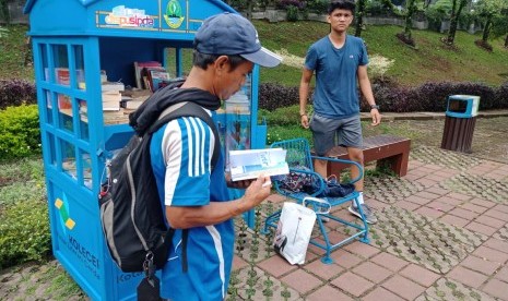 Suasana di sekitar kotak literasi cerdas (Kolecer) di Taman Sempur, Kota Bogor, Senin (14/1). Nampak beberapa warga membaca buku yang tersedia dari Kolecer. 