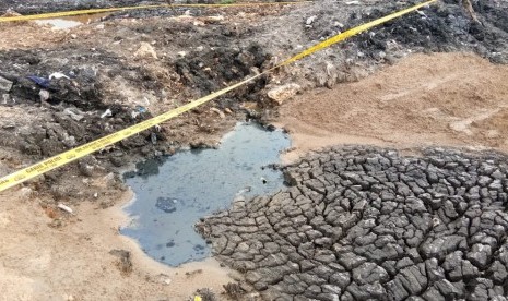 Titik lokasi tahi minyak di Kampung Kramat Blencong, Kecamatan Tarumajaya, Kabupaten Bekasi, Selasa (15/1). Area tersebut sebelumnya menelan tiga anak korban luka bakar karena terperosok ke dalam timbunan saat sedang bermain, Kamis (10/1) pekan lalu.  