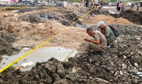 Titik lokasi tahi minyak di Kampung Kramat Blencong, Kecamatan Tarumajaya, Kabupaten Bekasi, Selasa (15/1). Area tersebut sebelumnya menelan tiga anak korban luka bakar karena terperosok ke dalam timbunan saat sedang bermain, Kamis (10/1) pekan lalu.  