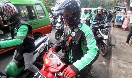 Pengemudi ojek online menunggu penumpang di kawasan Paledang, Kota Bogor, Jawa Barat, Selasa (15/1/2019). 