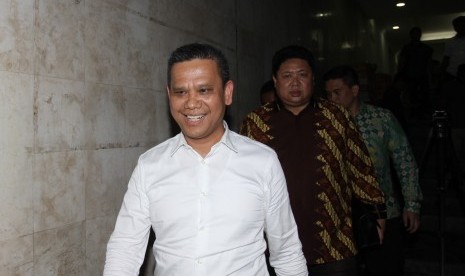 Bendahara Persatuan Sepakbola Seluruh Indonesia (PSSI) Berlinton Siahaan berjalan meninggalkan ruangan seusai menjalani pemeriksaan di Polda Metro Jaya, Jakarta, Senin (14/1/2019).