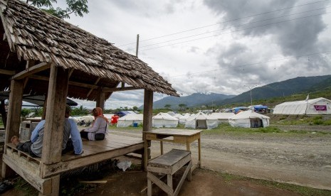 Sejumlah warga terdampak bencana berada di dekat kamp pengungsian di Palu, Sulawesi Tengah, Selasa (15/1/2019).