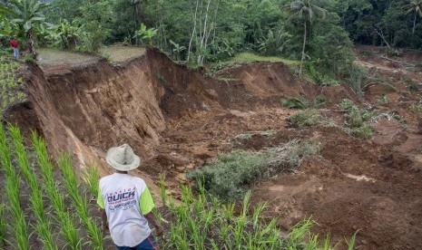 Warga melihat tebing yang longsor di Kampung Bojongkaung, Nagrak, Kabupaten Sukabumi, Jawa Barat.