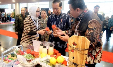 Presiden Joko Widodo (kedua kanan) didampingi Menteri BUMN Rini M Soemarno (kedua kiri) meninjau stan yang menampilkan hasil usaha debitur BNI Fleksi Pensiun di sela acara Program Wirausaha ASN dan Pensiunan yang diselenggarakan Taspen di SICC , Sentul, Bogor, Jawa Barat (16/1/2019).