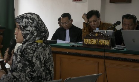 Terdakwa kasus dugaan suap perizinan Proyek Meikarta Billy Sindoro (tengah) mendengarkan keterangan saksi dari ASN Pemkab Bekasi saat sidang lanjutan di Pengadilan Tipikor Bandung, Jawa Barat, Rabu (16/1/19). 