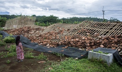 Warga melihat kandang ayam yang roboh akibat diterjang angin puting beliung di Kampung Cibarengkok, Nagrak, Kabupaten Sukabumi, Jawa Barat, Rabu (16/01/2019).