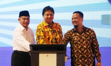 Menteri Perindustrian Airlangga Hartarto (tengah) bersama Menteri  Pendidikan dan Kebudayaan Muhadjir Effendy (kiri) dan Wakil Gubernur  Sulawesi Selatan Andi Sudirman Sulaiman (kanan) menekan tombol tanda  peresmian peluncuran program pendidikan vokasi yang link and match antara  Sekolah Menengah Kejuruan (SMK) dengan industri di PT. Kawasan Industri  Makassar (KIMA), Sulawesi Selatan, Rabu (16/1).