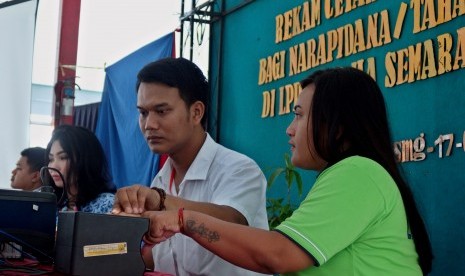 Petugas Dispendukcapil Kota Semarang melakukan perekaman sidik jari seorang narapidana wanita untuk keperluan pendataan dan pembuatan KTP elektronik, di Lapas Wanita Kelas II A Semarang, Jawa Tengah, beberapa waktu lalu.