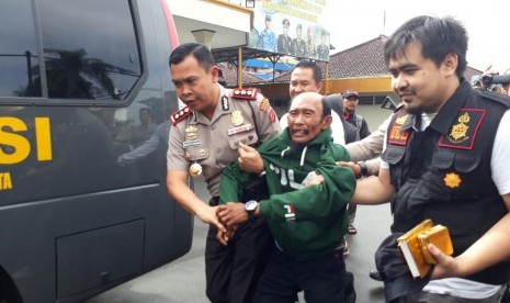 Polres Sukabumi Kota membawa pria tanpa identitas yang menduduki Alquran ke rumah sakit untuk diobservasi Kamis (17/1).