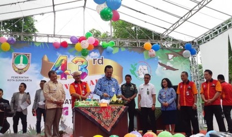 Perusahaan Umum Daerah (Perusda) Taman Satwa Taru Jurug (TSTJ) merayakan Hari Ulang Tahun (HUT) ke-43 di kawasan TSTJ, Solo, Kamis (17/1). Pemotongan tumpeng dilakukan oleh Wakil Wali Kota Solo Achmad Purnomo. 