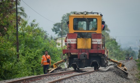 Kereta Perawatan Jalan Rel (KPJR) memadatkan batuan kerikil pada proyek reaktivasi jalur kereta Padalarang-Cianjur di Ciranjang, Kabupaten Cianjur, Jawa Barat, Kamis (17/1/2019). 