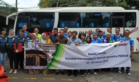 Persib dan Bank Permata Syariah berangkatkan tiga pemain Persib, Supardi Nasir, M Natshir, dan Ghozali Siregar umrah. Ketiganya bersama nasabah lain dilepas di Graha Persib, Jalan Sulanjana, Kota Bandung, Jumat (18/1). 