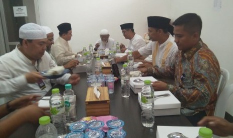 Advokat Yusril Ihza Mahendra menyampaikan narapidana teroris Abu Bakar Baasyir bebas tanpa syarat dari Lembaga Pemasyarakatan (Lapas) Gunung Sindur, Kabupaten Bogor, Jumat (18/1).