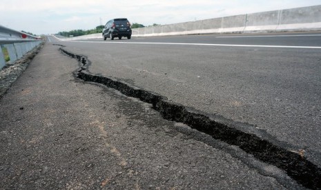 Sebuah kendaraan melintas di ruas jalan tol Pemalang-Batang yang retak di KM 321, Kelangdepok, Kecamatan Bodeh, Kabupaten Pemalang, Jawa Tengah, Jumat (18/1/2019). 