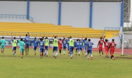 Dua pemain Persib Bandung, Ezechiel NDuoassel dan Esteban Vizcarra sudah bergabung dalam latihan tim di SPOrT Jabar, Kota Bandung, Sabtu (19/1). 