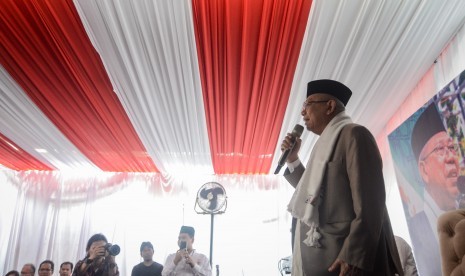 Calon Wakil Presiden nomor urut 01 Ma'ruf Amin memberikan tausiah saat menghadiri deklarasi tanpa hoax dalam kunjungan kampanye nya di Bandung, Jawa Barat, Sabtu (19/1/2019).