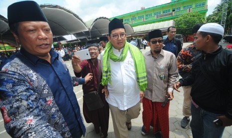 Wakil Ketua DPR Fadli Zon (tengah) bersama anggota DPR Nizar Zahro (kiri) menghadiri Ngaji Politik di Pesantren Mambaul Ulum Bata-Bata, Pamekasan, Jawa Timur, Sabtu (19/1/2019).