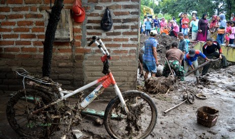 Warga bergotong royong membersihkan rumah warga korban banjir di Mojokerto, Jawa Timur (ilustrasi) 