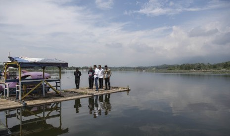 Presiden Joko Widodo (tengah) didampingi Menteri PUPR Basuki Hdimuljono (kedua kiri), Menteri Sosial Agus Gumiwang Kartasasmita dan Gubernur Jawa Barat Ridwan Kamil (kanan) meninjau Situ Bagendit di Garut, Jawa Barat, Sabtu (19/1/2019).