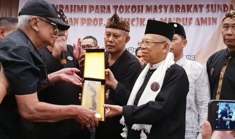 Calon Wakil Presiden nomor urut 01, KH. Ma'ruf Amin bertemu tokoh sunda di Bandung, Sabtu (19/1). 