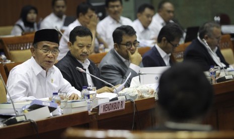 Menteri Pendidikan dan Kebudayaan Muhadjir Effendy (kiri) menyampaikan paparan pada rapat kerja dengan Komisi X DPR di Kompleks Parlemen, Senayan, Jakarta, Senin (21/1/2019).